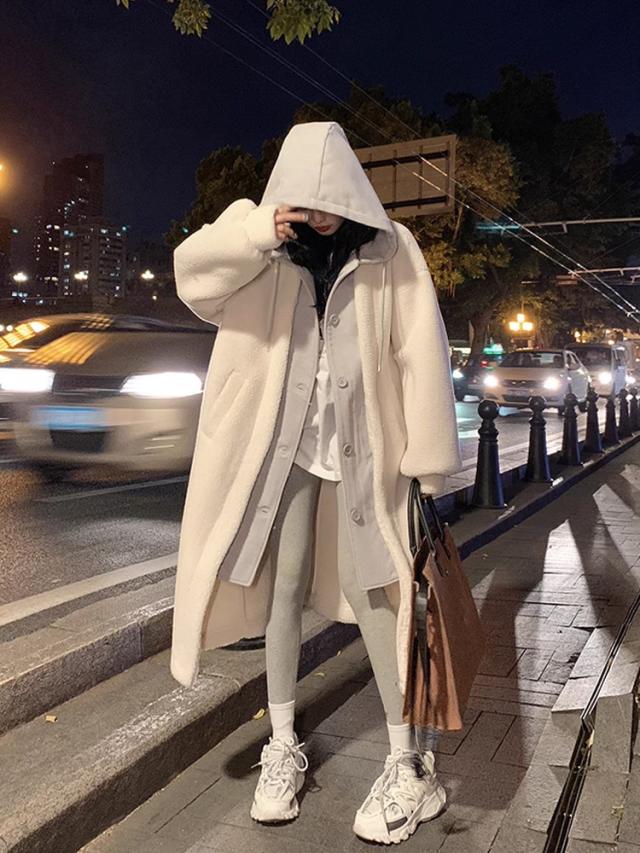 レイヤードボアコート フェイクレイヤードのラムズウール製フード付き